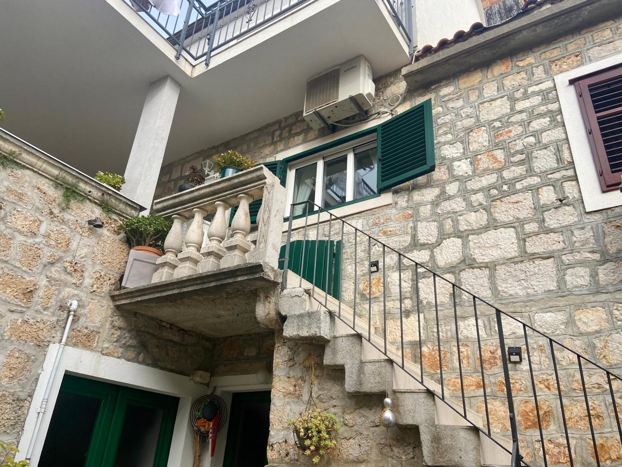 Apartment Simon - Old Stone Charm, Central Bol Life Екстер'єр фото