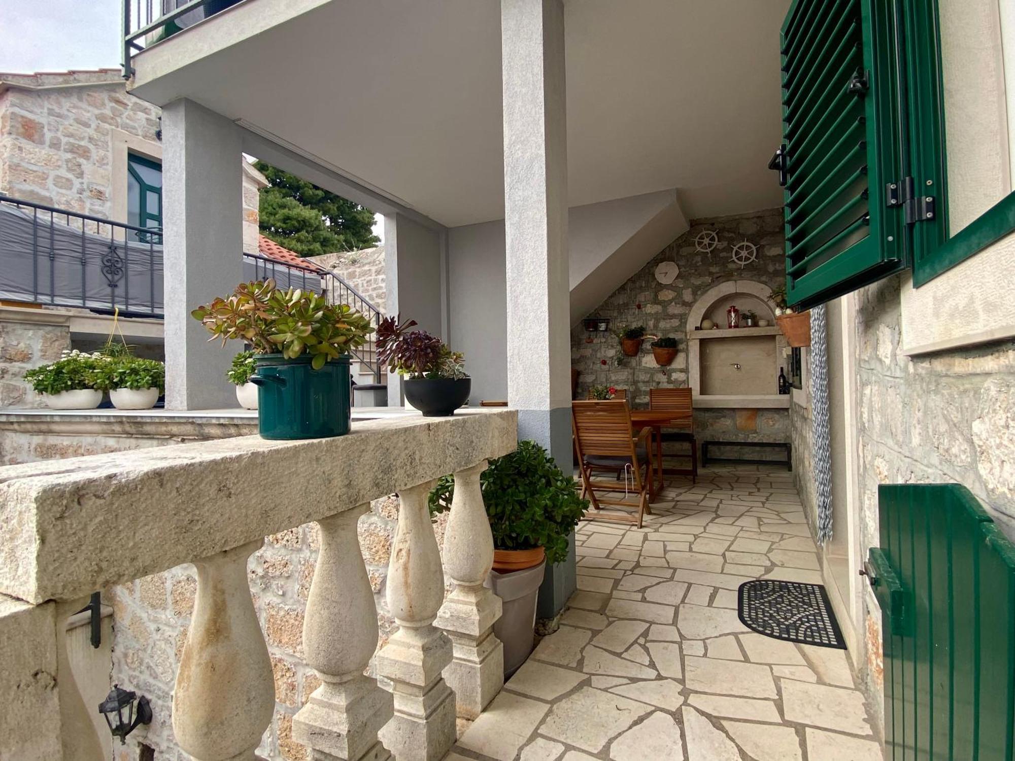 Apartment Simon - Old Stone Charm, Central Bol Life Екстер'єр фото